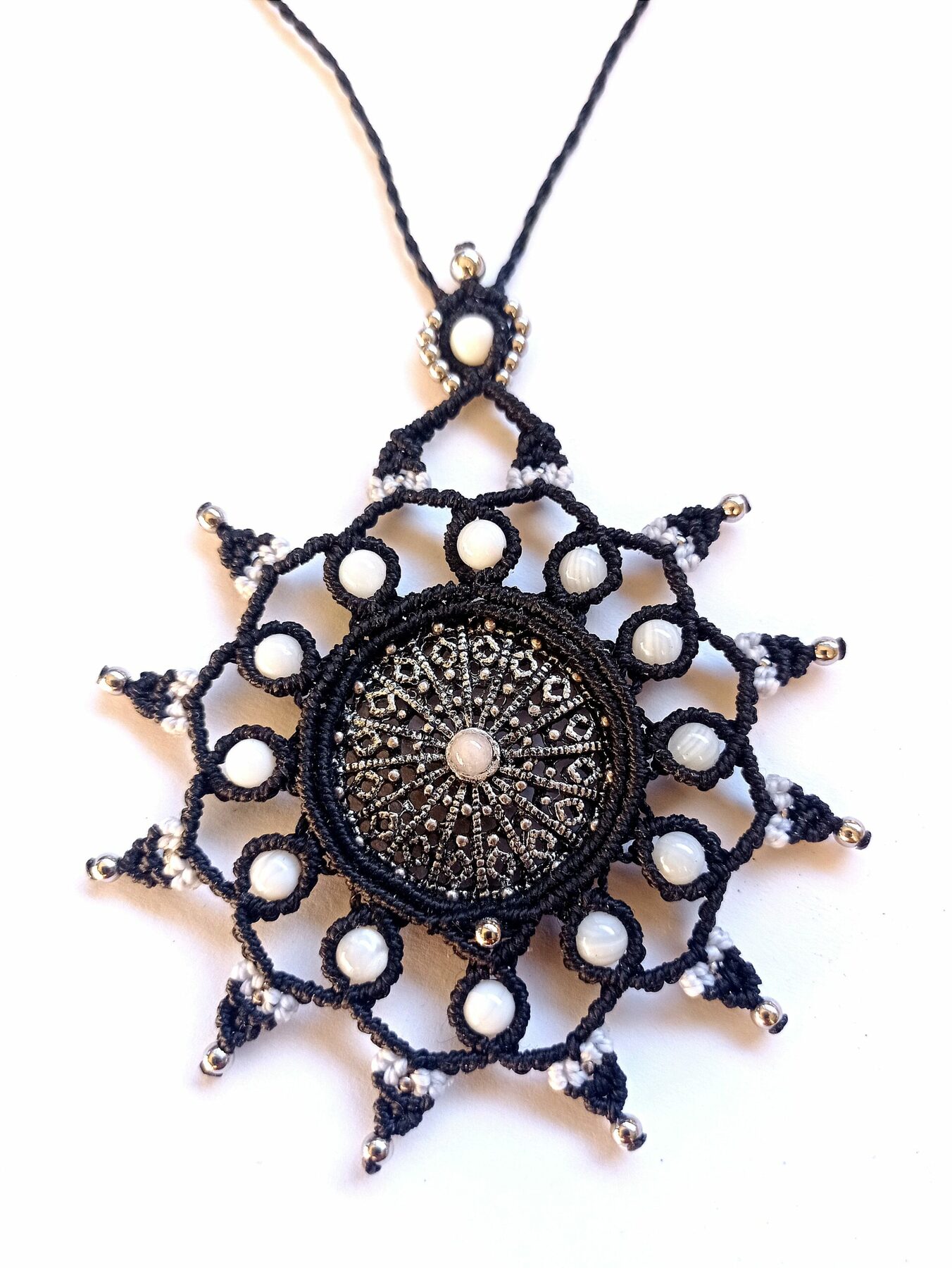Collier mandala en micro macramé, agate blanche
