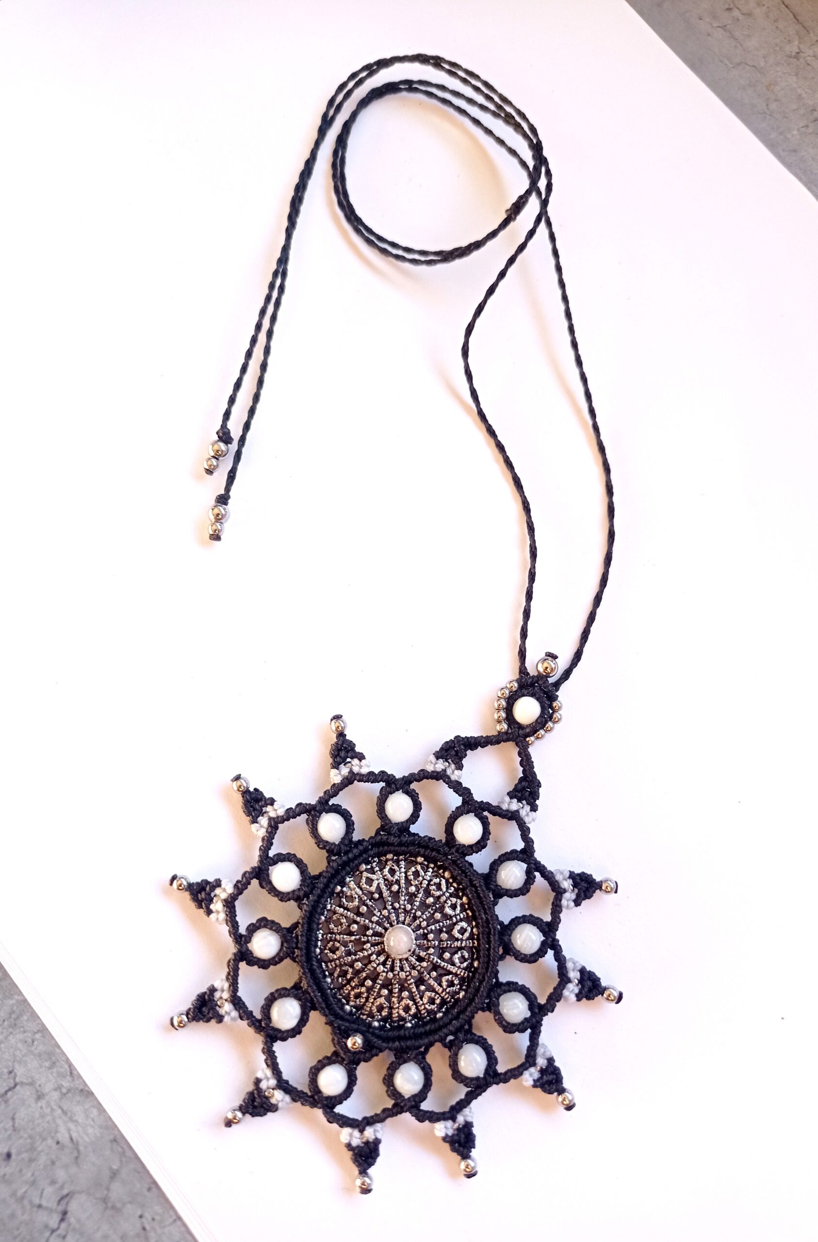 Collier mandala en micro macramé, agate blanche – Image 2