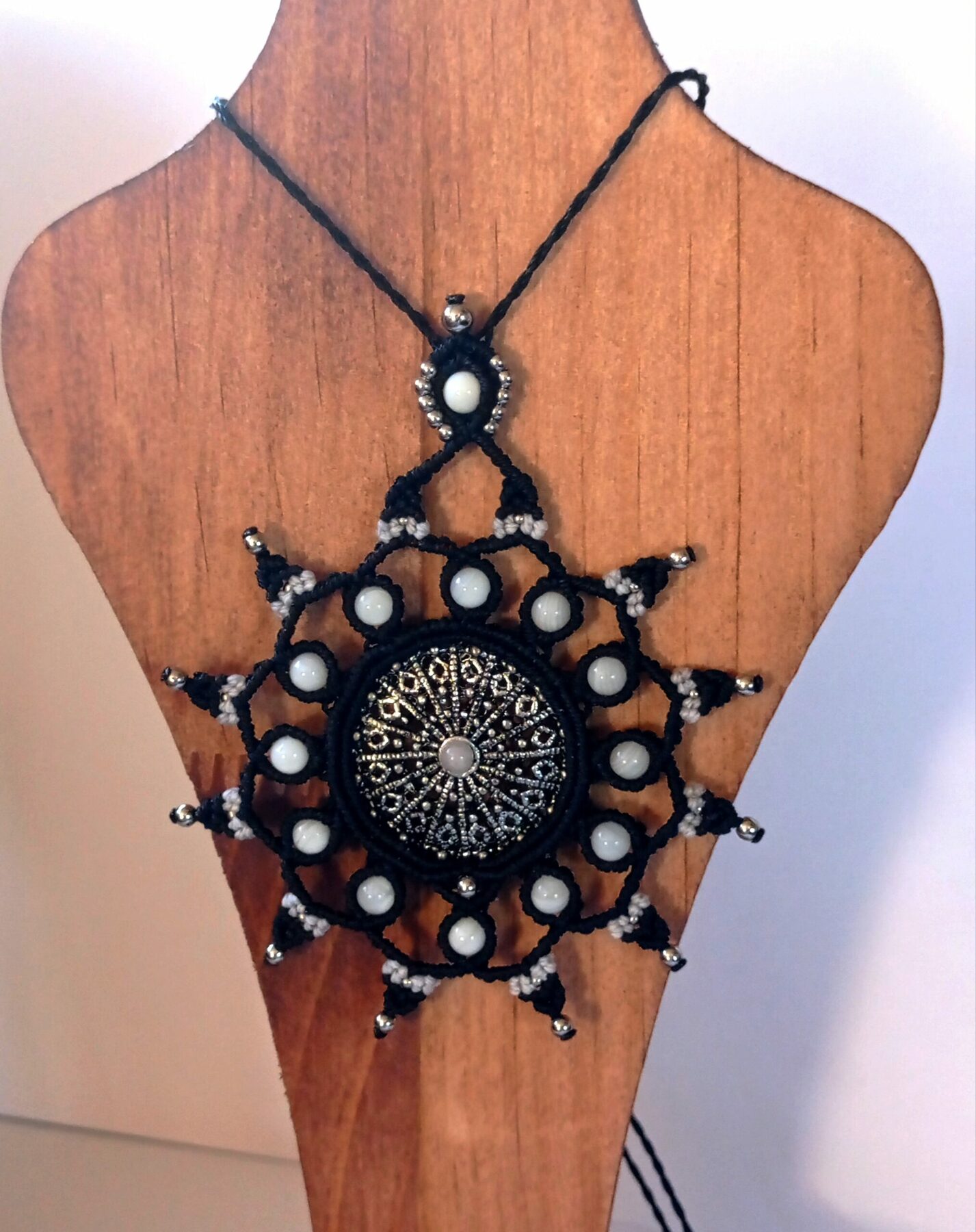Collier mandala en micro macramé, agate blanche – Image 3