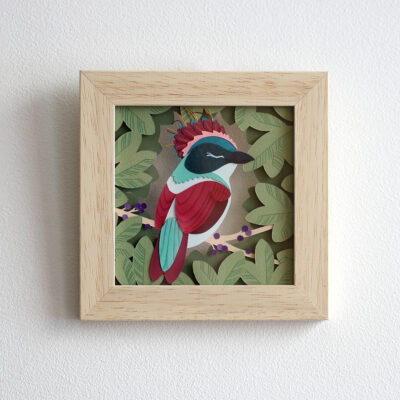 oiseau rose et bleu dans un arbre