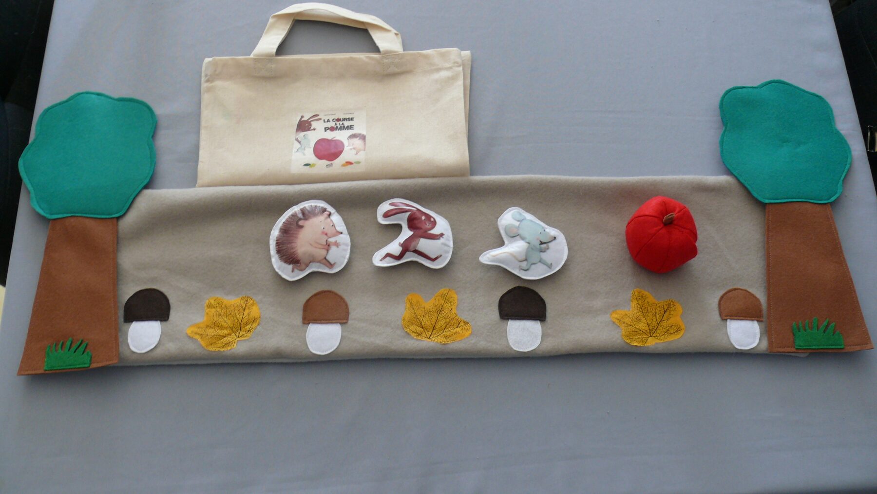 tapis à histoire/raconte tapis/sac à album "La course à la pomme" (réalisé sur commande)