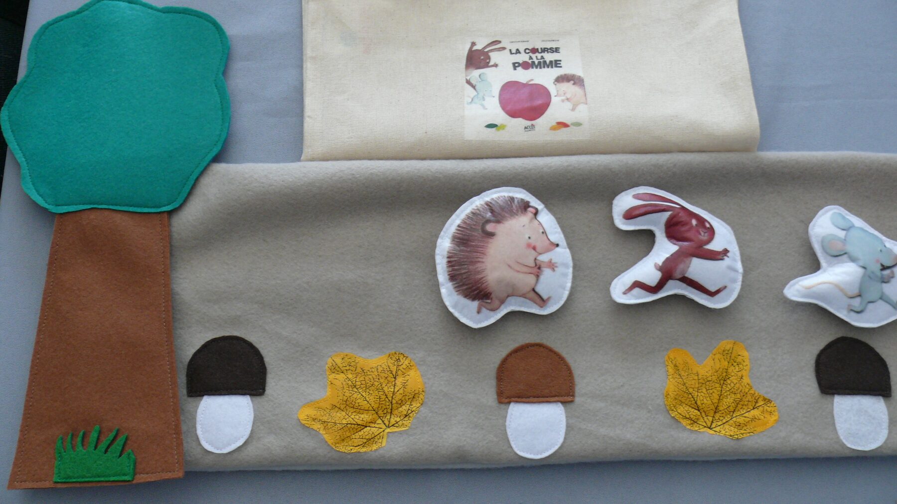 tapis à histoire/raconte tapis/sac à album "La course à la pomme" (réalisé sur commande) – Image 2