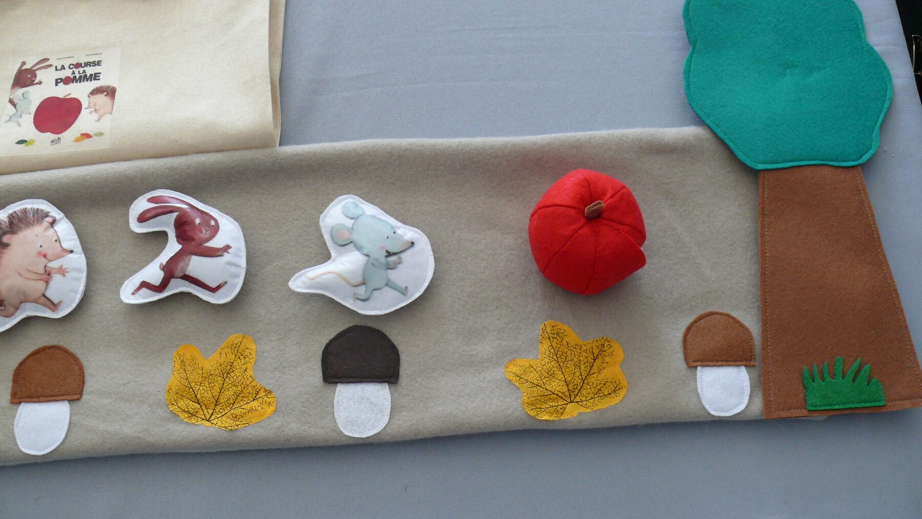 tapis à histoire/raconte tapis/sac à album "La course à la pomme" (réalisé sur commande) – Image 3