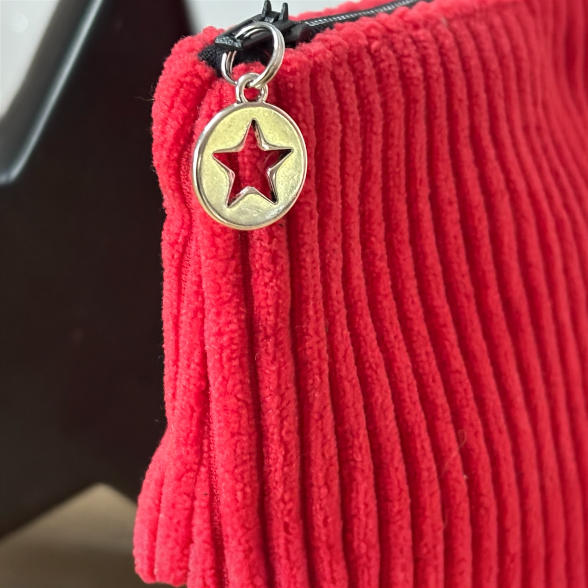 Duo trousse en velours côtelé rouge vif et son porte monnaie assorti- Création artisanale française – Image 4