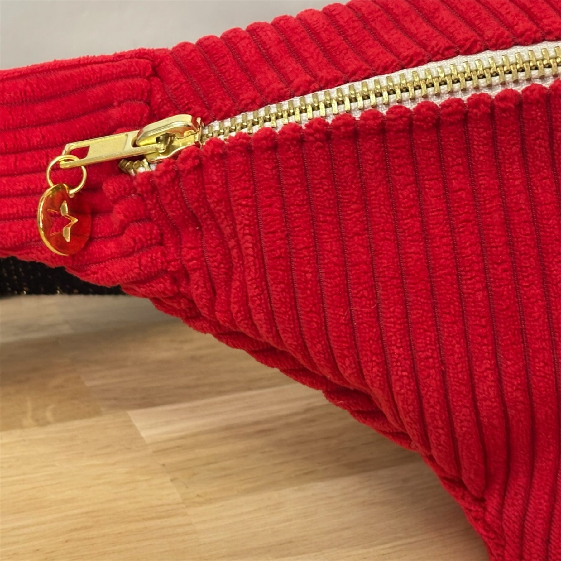 Sac banane en velours côtelé rouge vif et anse en coton pailletée – Image 4