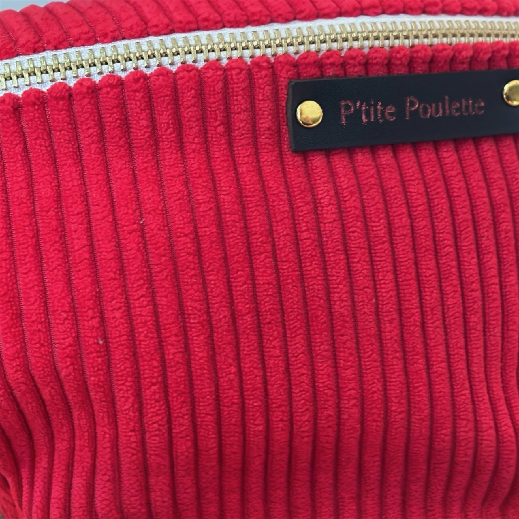 Sac banane en velours côtelé rouge vif et anse en coton pailletée – Image 3