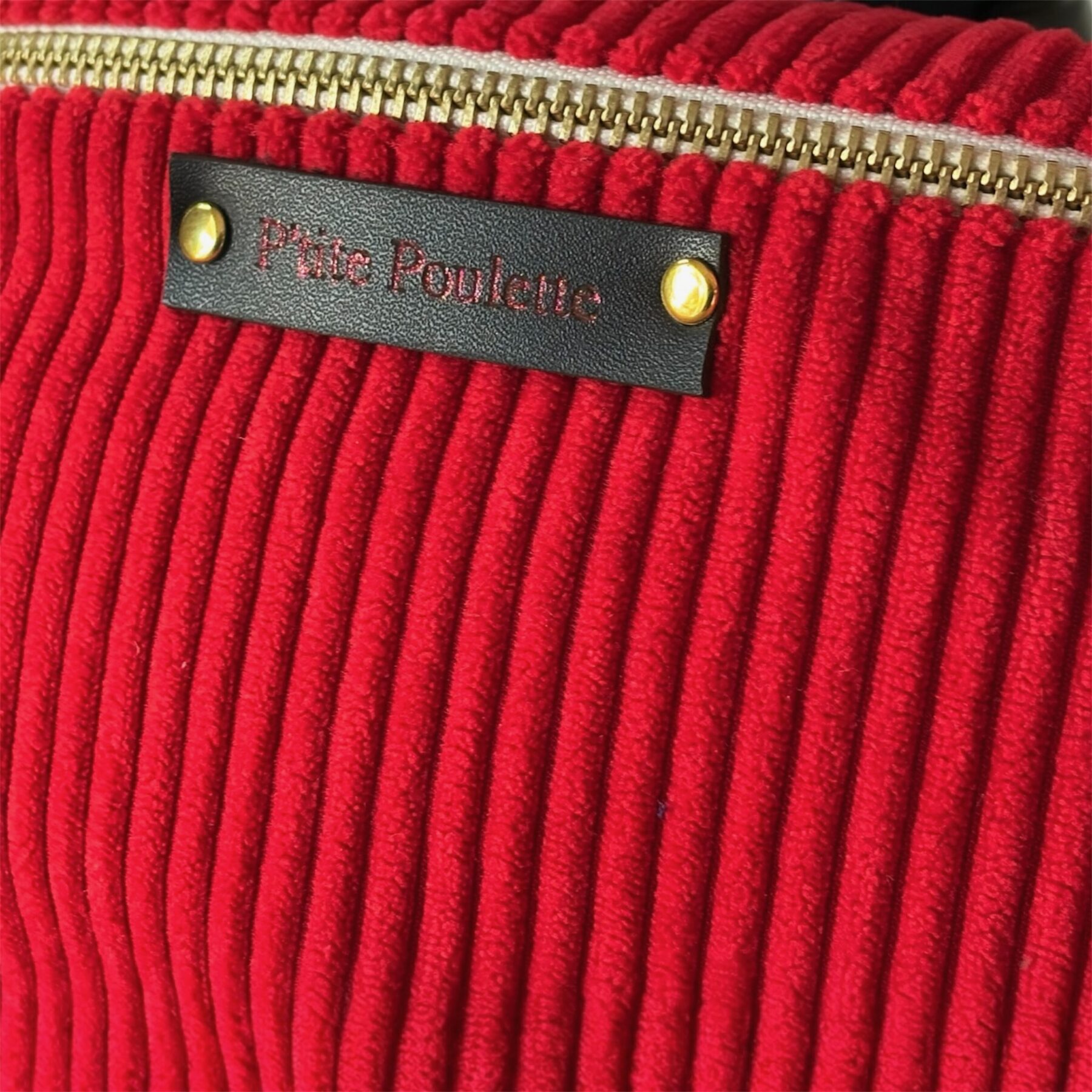 Sac banane en velours côtelé rouge vif et anse en coton pailletée – Image 2