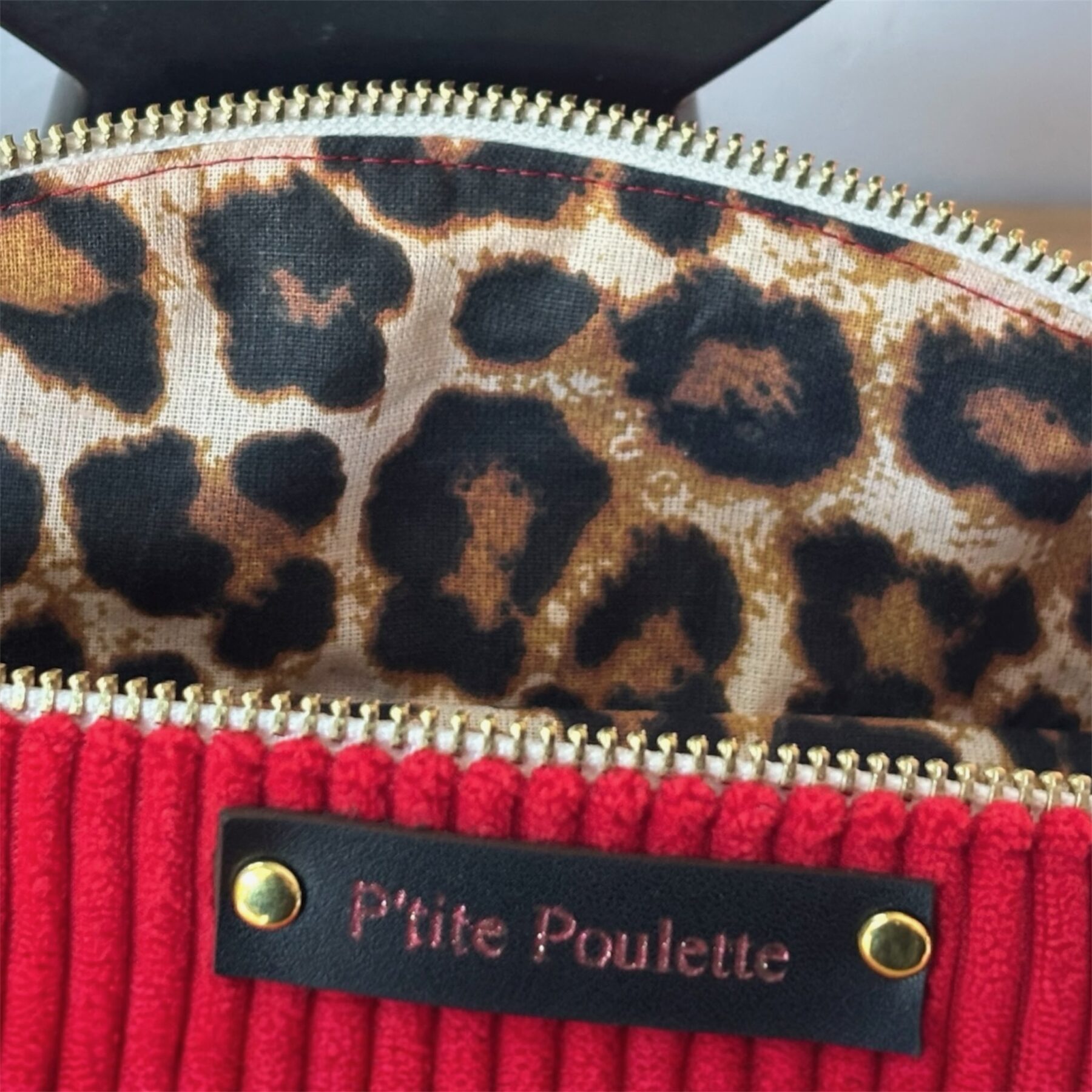 Sac banane en velours côtelé rouge vif et anse en coton pailletée – Image 5