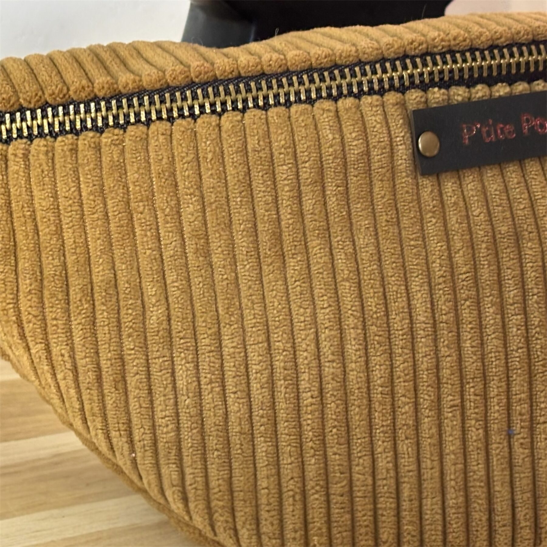 Sac banane en velours côtelé tabac et anse en coton pailletée – Image 2