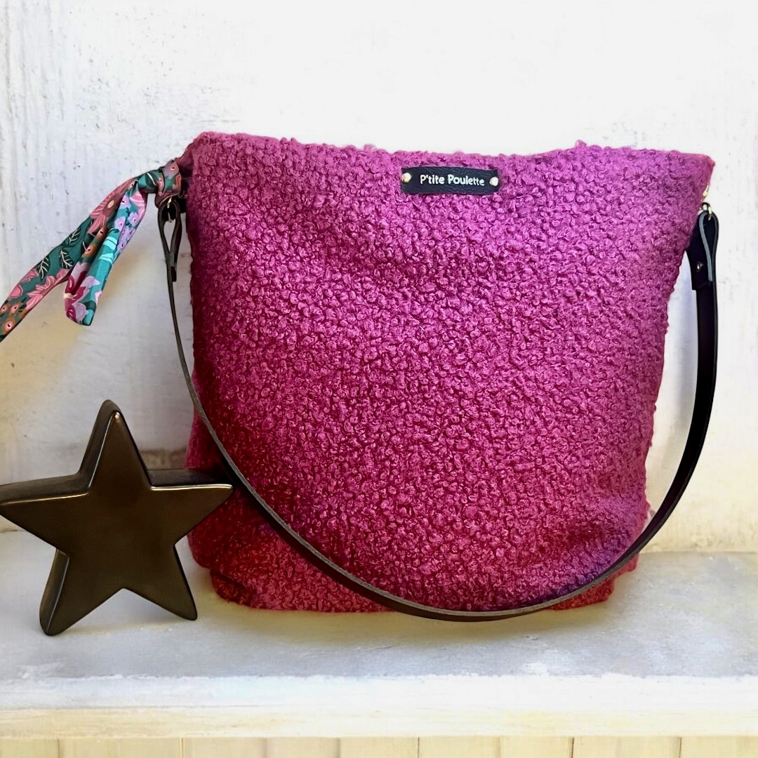 Sac cabas en bouclette rose et anses en cuir