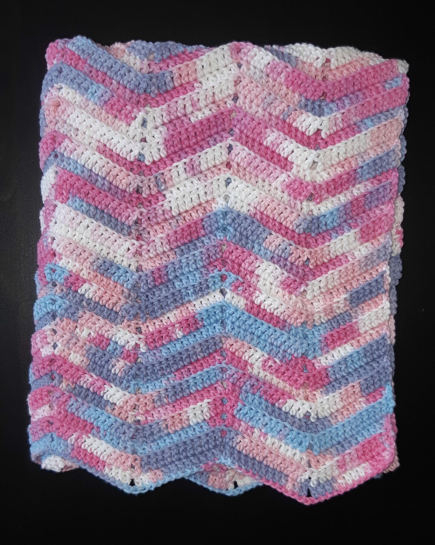 Couverture bébé chevrons multicolore au crochet – Image 3