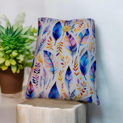 Pochette à livres / liseuse / tablette en tissu imperméable – Motif plumes aquarelle – Fait main – Taille S ou M