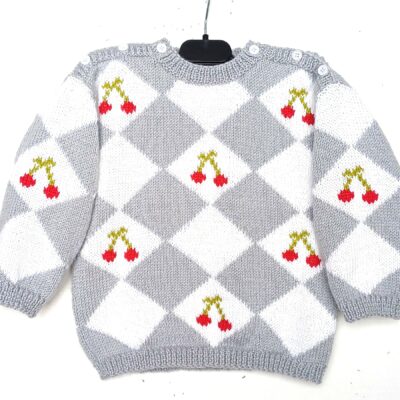pull enfant en jacquard avec des losanges et des cerises brodées, taille 2 ans