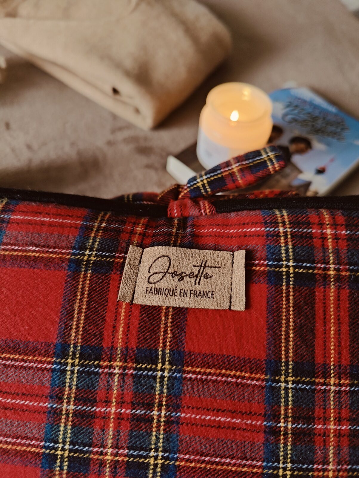 Gros plan sur le tissu tartan à carreaux rouges et l’étiquette cousue « Josette ».