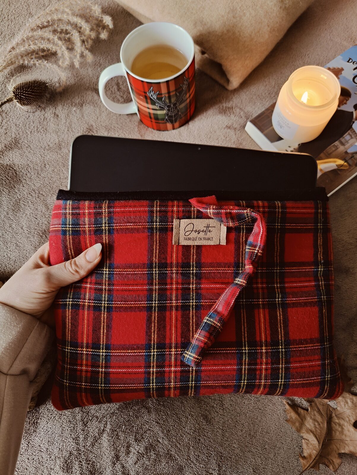 Pochette tartan contenant une petite tablette pour illustrer la compatibilité.