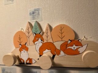 Porte-manteau en bois massif "renards" pour chambre d'enfants – Image 2