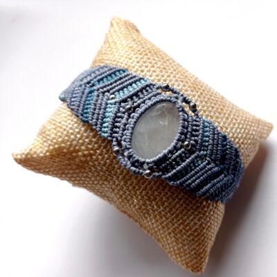 Bracelet manchette, micro macramé, bleu, quartz blanc