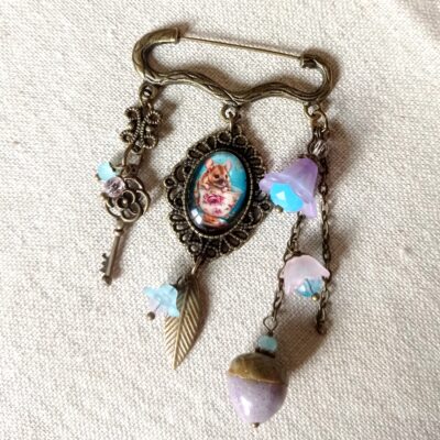 Broche épingle, mauve et bleu