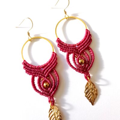 Boucles d'oreilles, micro macramé, framboise, acier inoxydable doré