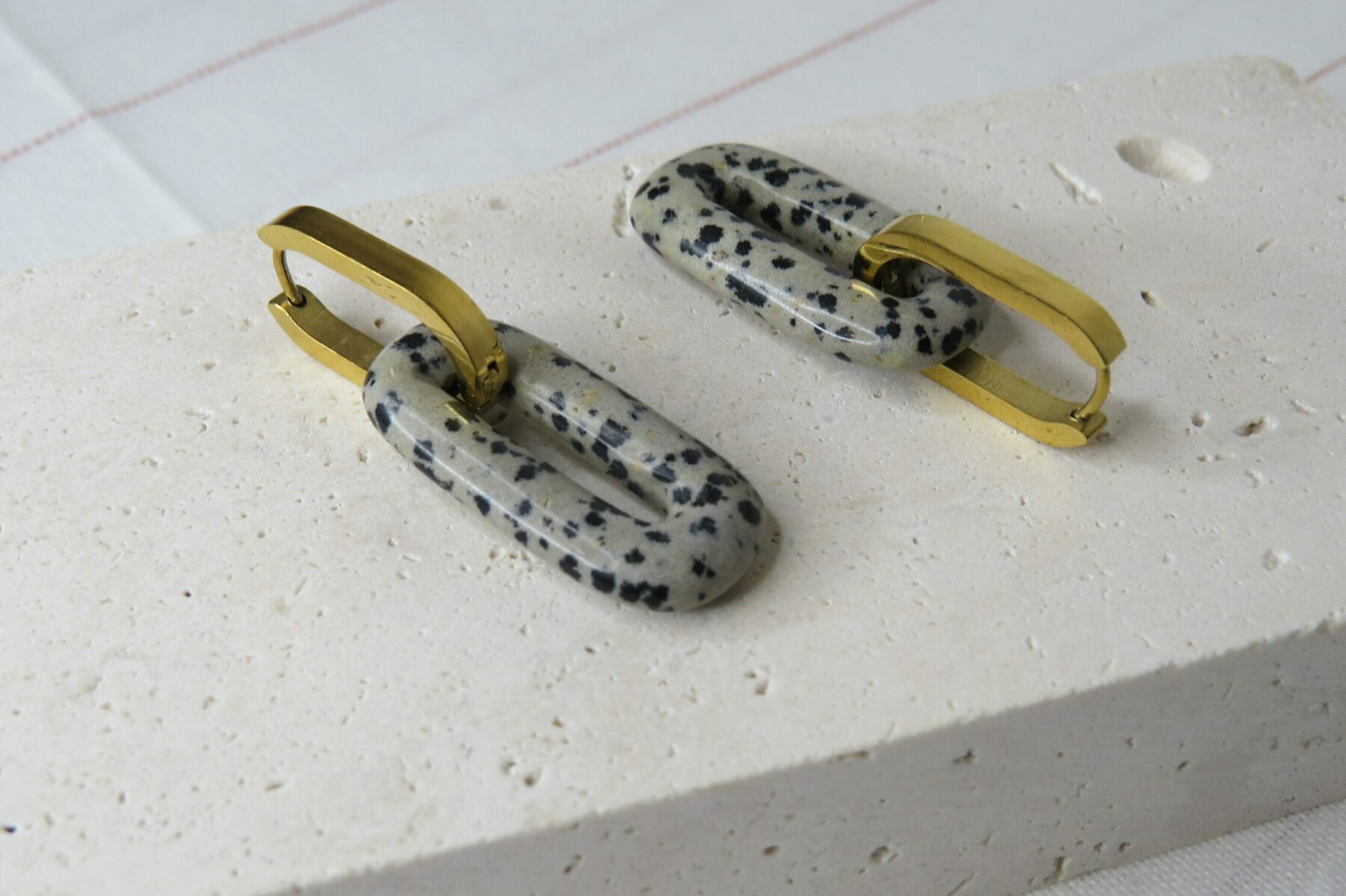 Boucles d’oreilles en jaspe dalmatien et acier inoxydable – Image 2