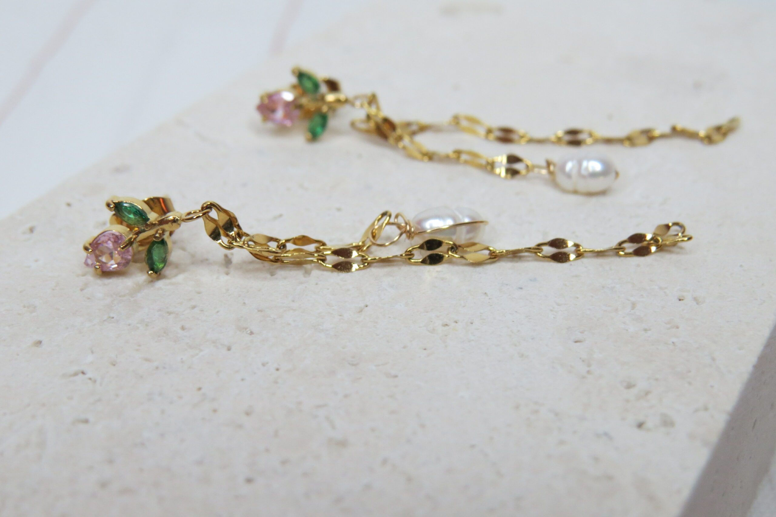 Boucles d’oreilles rose en zirconium rose et vert, perle d’eau douce et acier inoxydable – Image 3