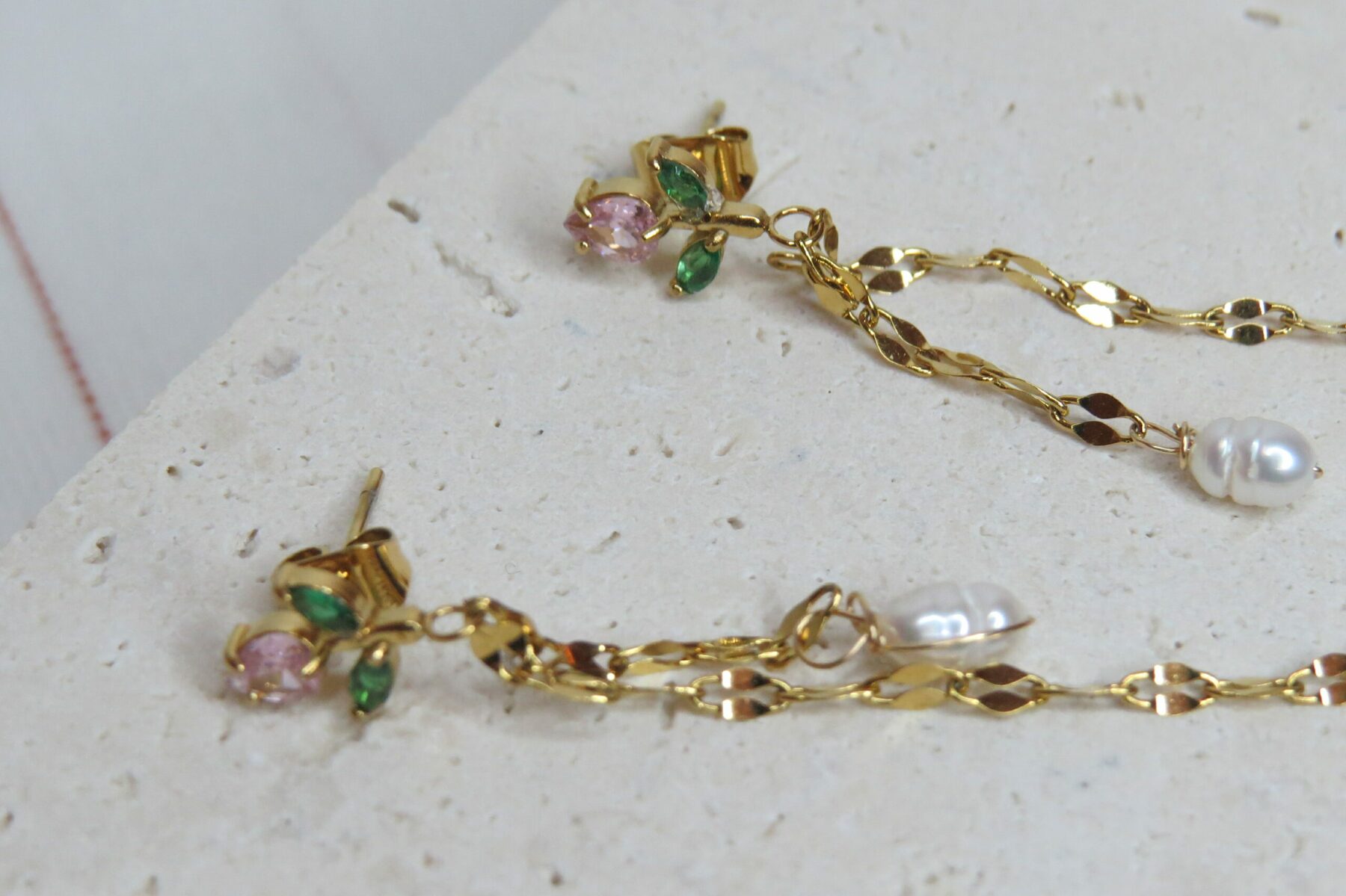 Boucles d’oreilles rose en zirconium rose et vert, perle d’eau douce et acier inoxydable – Image 5