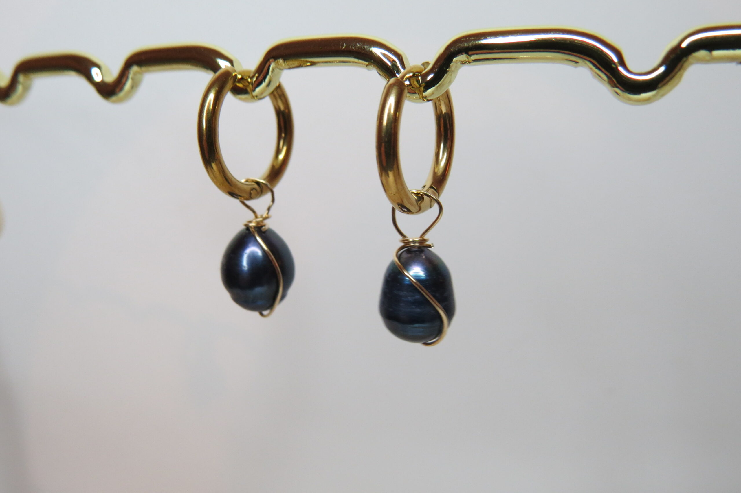 Boucles d'oreilles Vaiana en perles d'eau douce noir nacré – Image 3