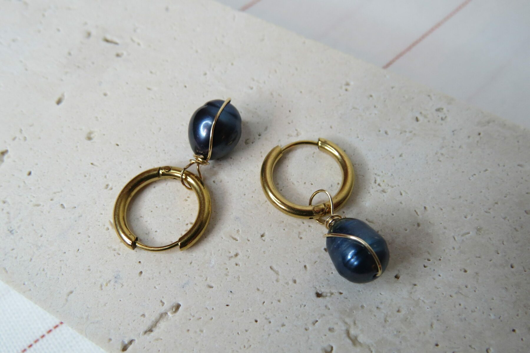 Boucles d'oreilles Vaiana en perles d'eau douce noir nacré – Image 4