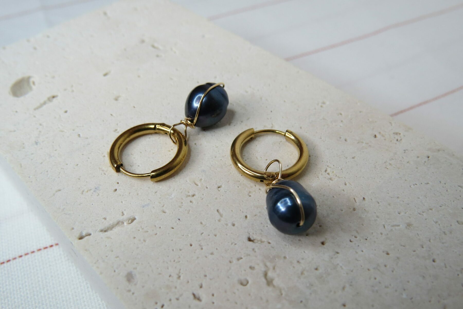 Boucles d'oreilles Vaiana en perles d'eau douce noir nacré – Image 2