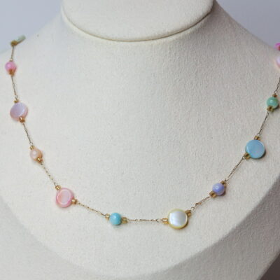Collier perles de nacres multicolore et acier inoxydable