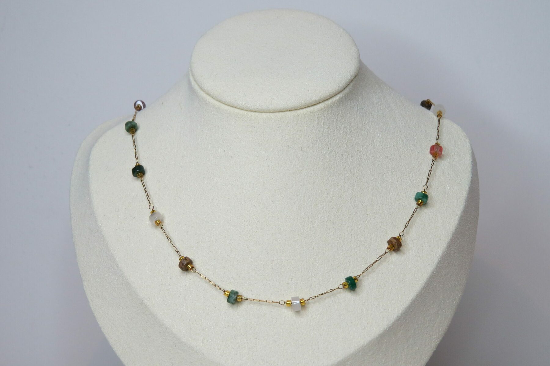 Collier en pierres naturelles et acier inoxydable