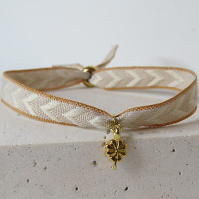 Bracelet ruban et charms trèfle