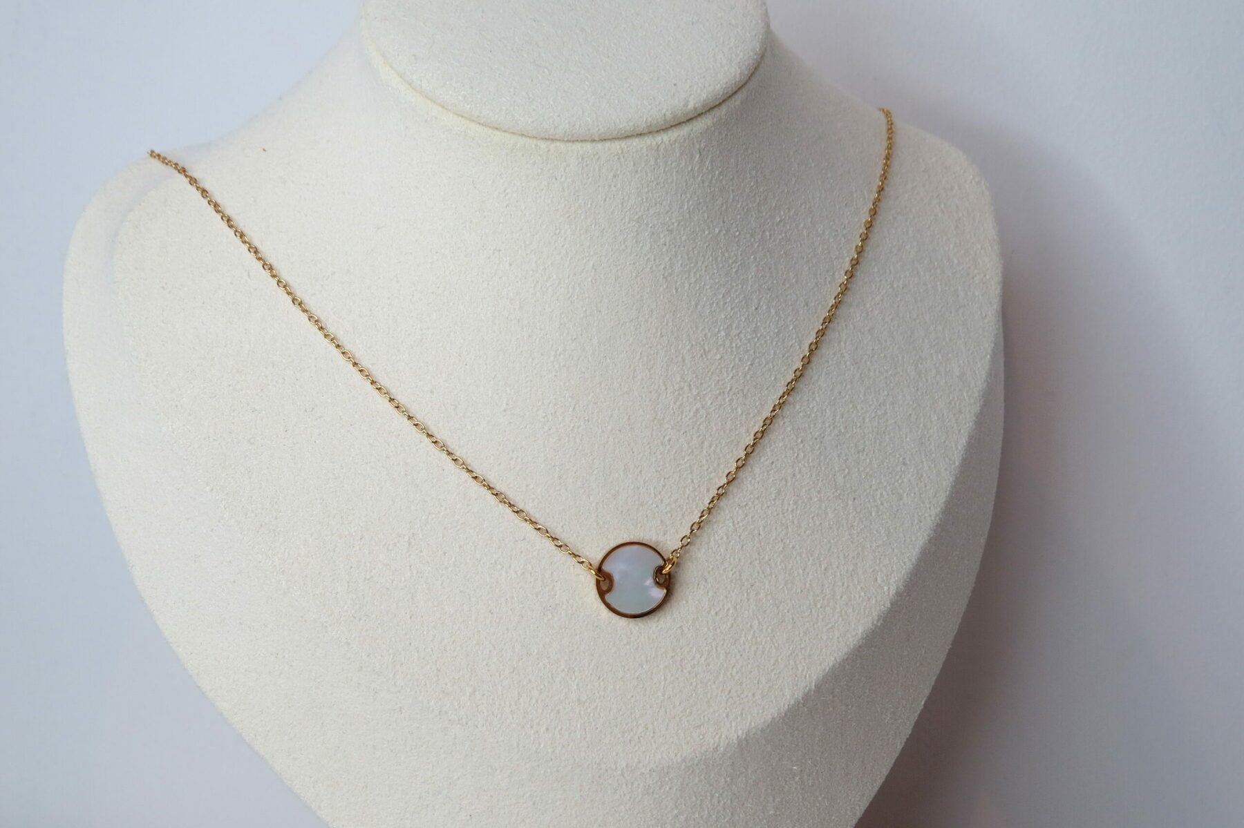 Collier en nacre et acier inoxydable
