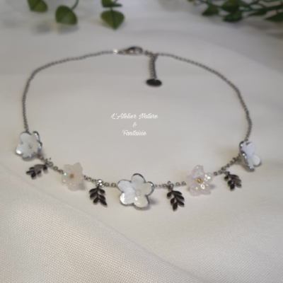 Collier Artisanal " Fleurs Blanches et Breloques "-Made In France