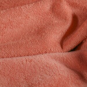 Créez vos propres lingettes lavables avec ce kit DIY complet, incluant des tissus bambou et coton certifiés Oeko-Tex. Parfait pour les débutants en couture, ce kit permet de réaliser facilement des lingettes réutilisables ultra douces pour bébé ou le démaquillage. Idée cadeau naissance original : parfait pour la liste naissance, un cadeau baby shower créatif ou pour adopter le zéro déchet bébé. Ce kit allie activité manuelle et puériculture écologique pour une naissance éco-responsable. Fabrication artisanale française avec savoir-faire en Franche-Comté. Textile bébé bio, couture facile pour débutants, qualité premium pour un soin bébé naturel fait maison.