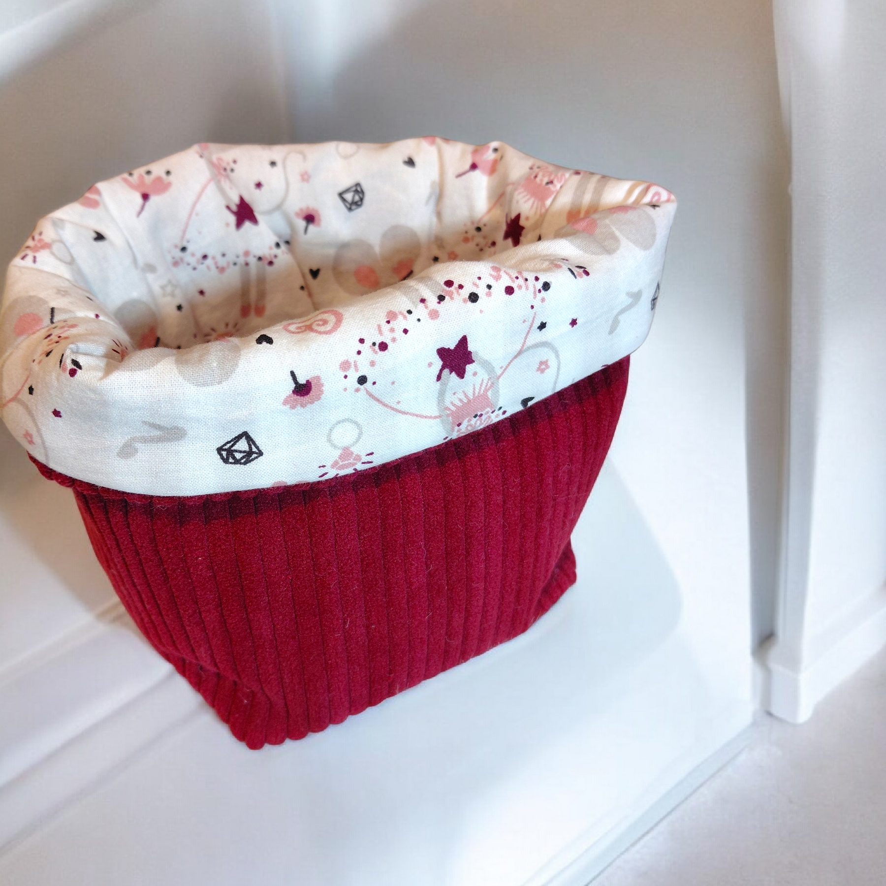 Panier bébé en velours côtelé & coton imprimé « souris princesse » + 4 lingettes – Pièce unique – Cadeau naissance – Image 2