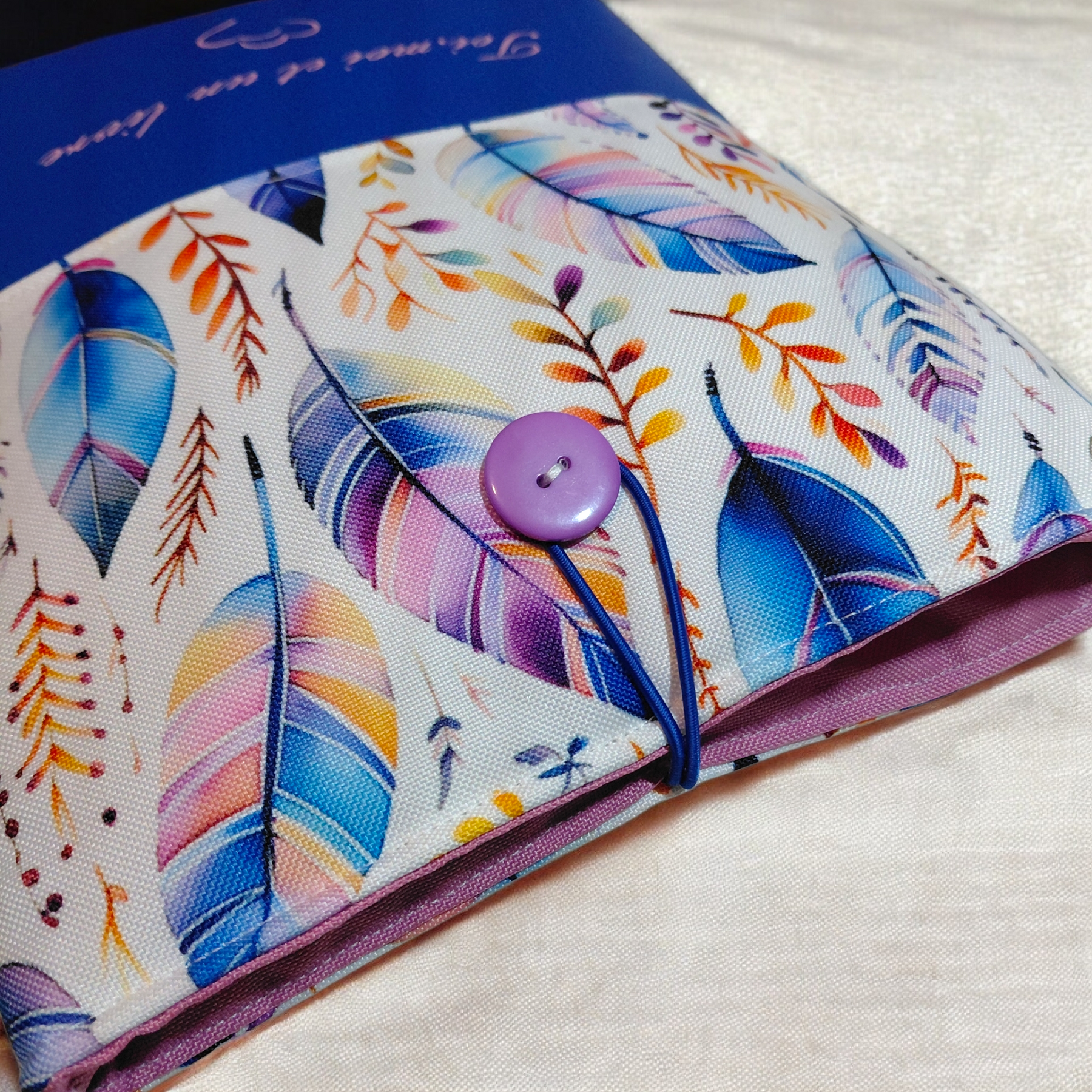 Pochette à livres, liseuse & tablette personnalisée – Tissu imperméable & simili cuir – « Toi, moi et un livre » – Idée cadeau Saint-Valentin – Image 3