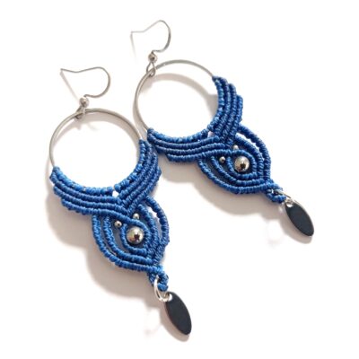 Boucles d'oreilles, micro macramé, bleu dur, acier inoxydable