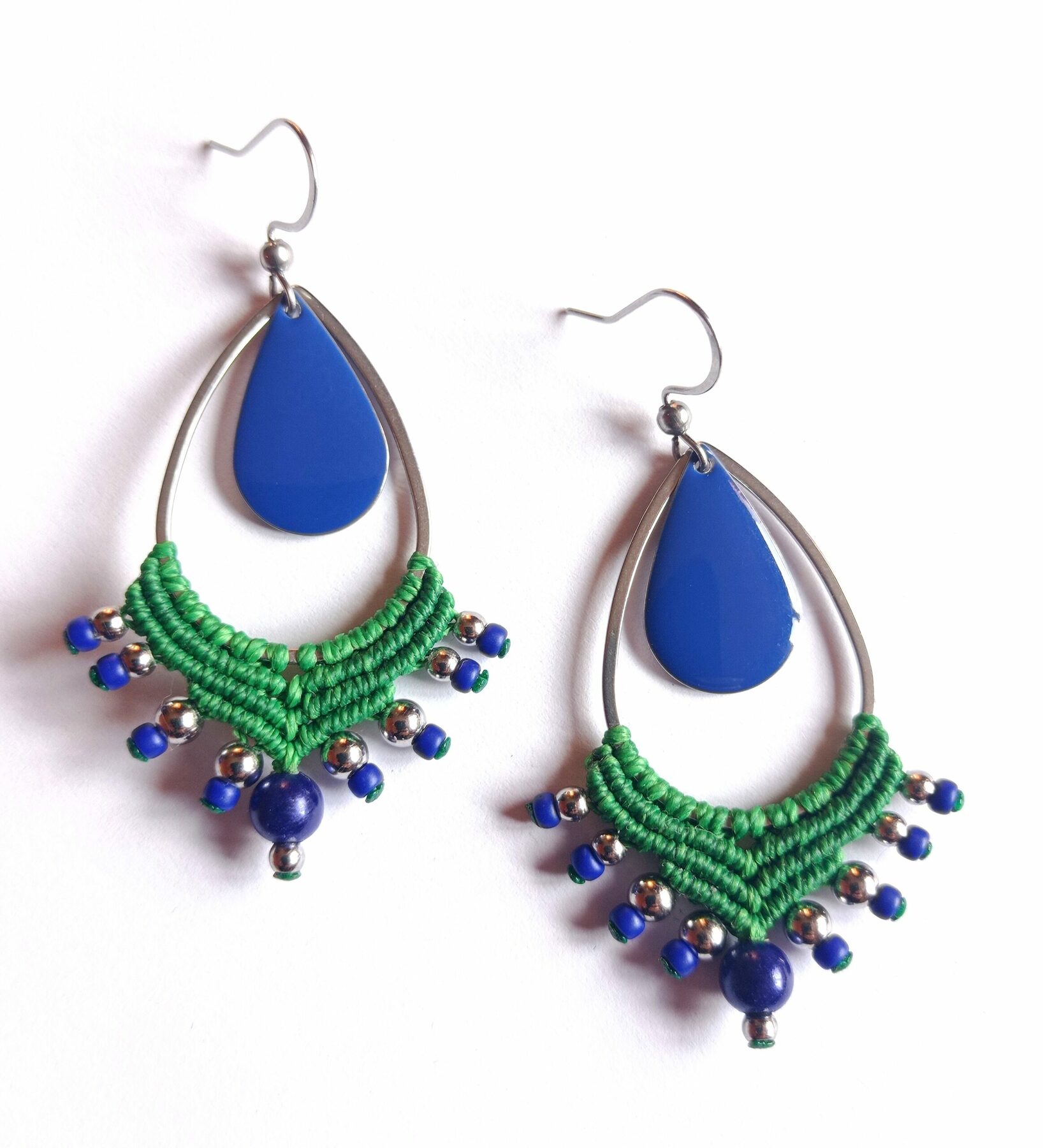 Boucles d'oreilles, micro macramé, bleu et vert, acier inoxydable – Image 2