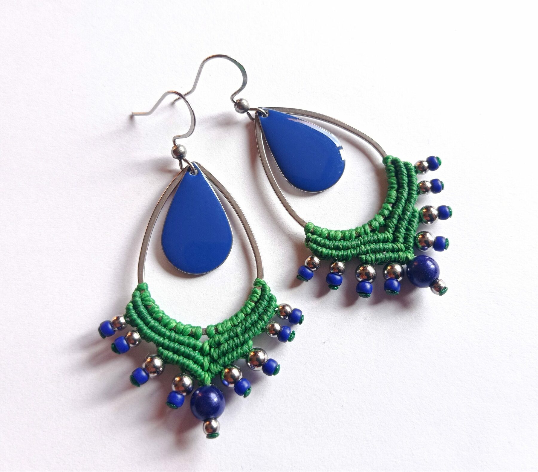 Boucles d'oreilles, micro macramé, bleu et vert, acier inoxydable – Image 3