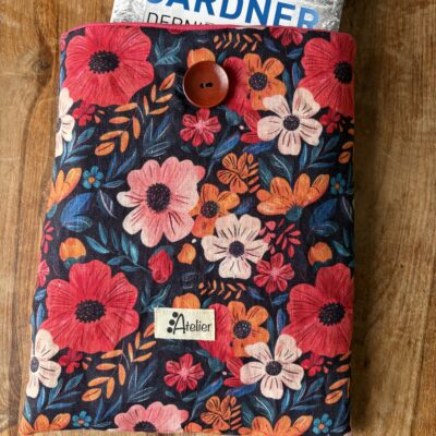 Pochette protèges tablette/liseuse et livres. Molletonnée en lin fleurs colorées sur fond bleu foncé