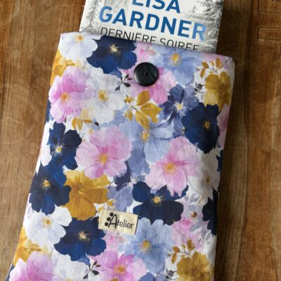 Pochette protèges tablette/liseuse et livres. Molletonnée en coton petites fleurs romantiques bleues