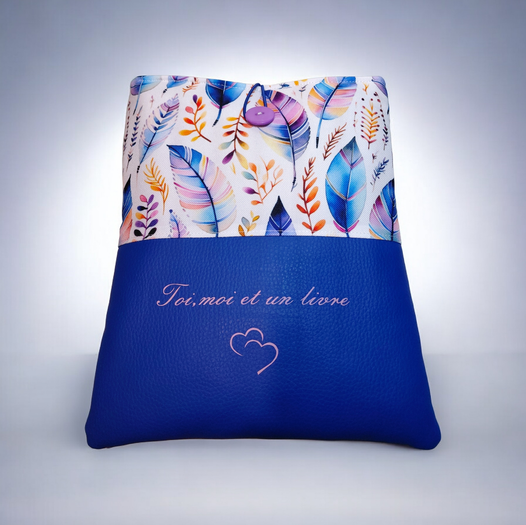Pochette à livres, liseuse & tablette personnalisée – Tissu imperméable & simili cuir – « Toi, moi et un livre » – Idée cadeau Saint-Valentin