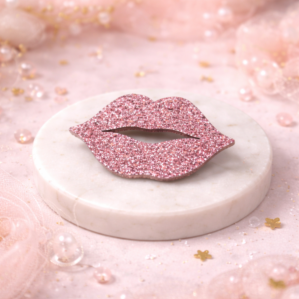 Broche Lèvres Pailletées rose pale– Bijou fantaisie artisanal – Création française P’tite Poulette – Image 3