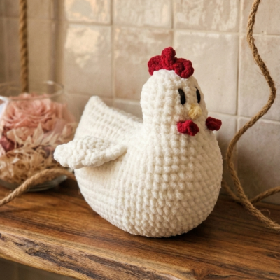 Poule décoration table - Peluche Poule Crochet Fait Main - Doudou Moelleux - Cadeau Naissance ou Enfant personnalisable - Décoration Pâques
