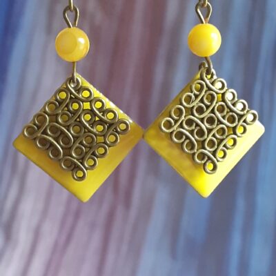 Boucles d'oreille breloque carré jaune lumineux