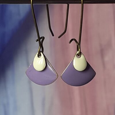 Boucles d'oreilles pendantes breloque émaillée forme éventail ton parme