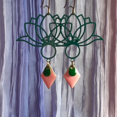 Boucle d'oreille filigrane vert forme lotus pendentif rose délicat