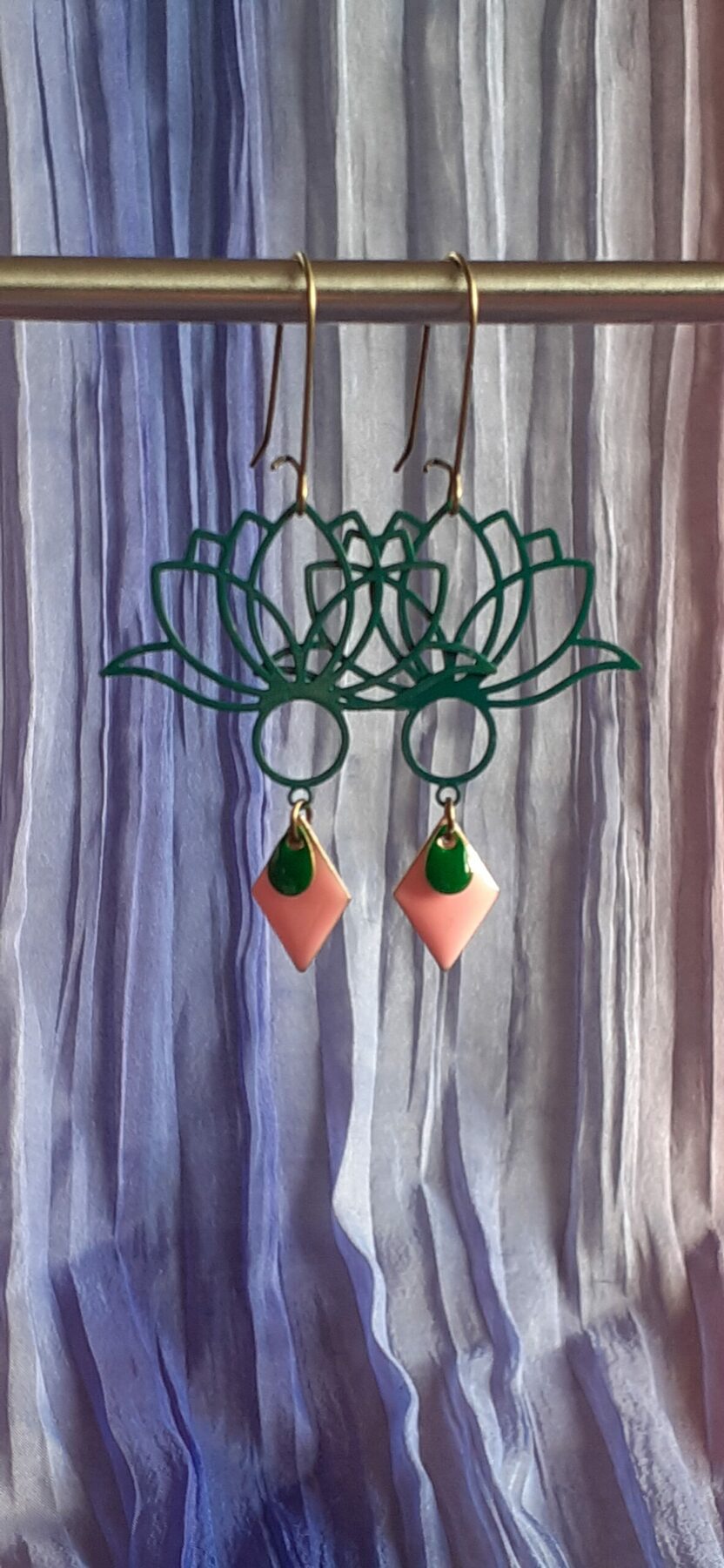 Boucle d'oreille filigrane vert forme lotus pendentif rose délicat