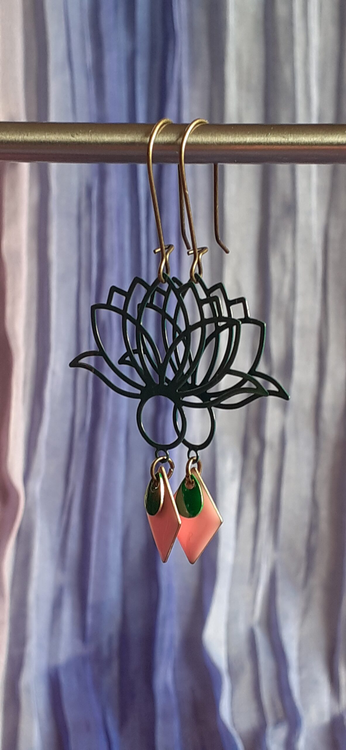 Boucle d'oreille filigrane vert forme lotus pendentif rose délicat